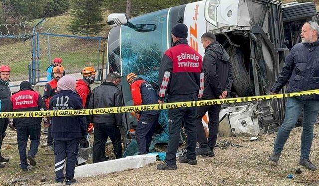 Isparta’da yolcu otobüsü devrildi: 1 ölü, çok sayıda yaralı