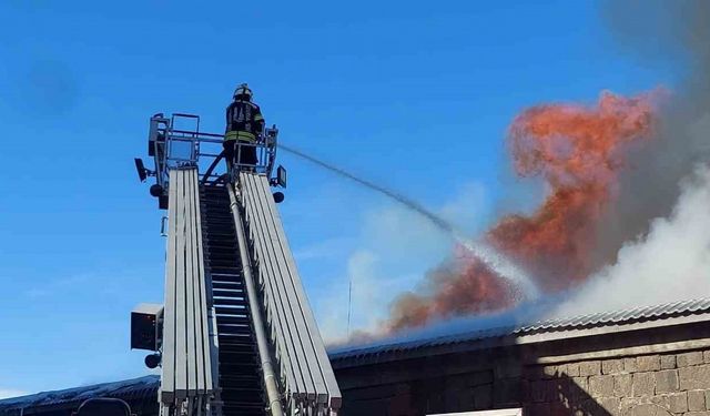 İtfaiye ekipleri tarihi binadaki yangını söndürmek için seferber oldu