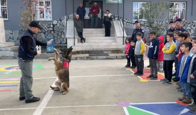 Jandarma çocukların yüzünü güldürdü