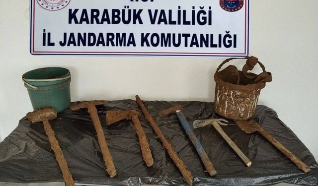 Kaçak kazı yapanları jandarma yakaladı