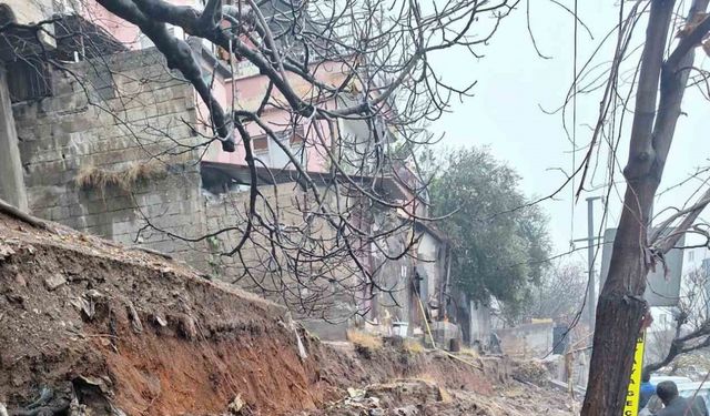 Kahramanmaraş’ta istinat duvarı çöktü