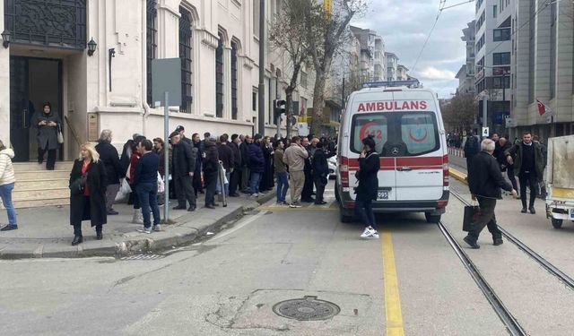 Kalp krizi geçiren yaşlı adama çevreden geçen hemşire müdahale etti