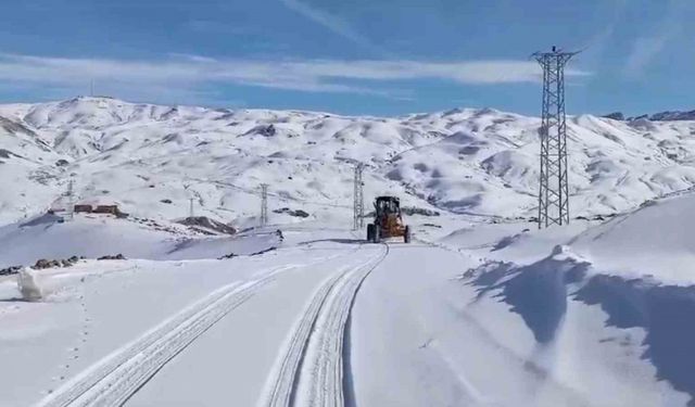 Kar kalınlığı 1 metreye ulaştı, ekipler 35 kilometrelik yolu açmak için seferber oldu