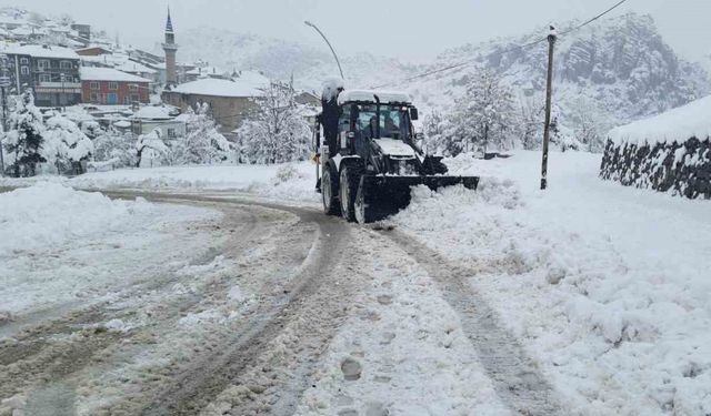 Kar kalınlığının yarım metreyi bulduğu bölgelerde mücadele sürüyor