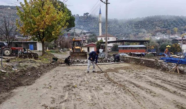 Karacasu’da yolları yenileme çalışmaları sürüyor