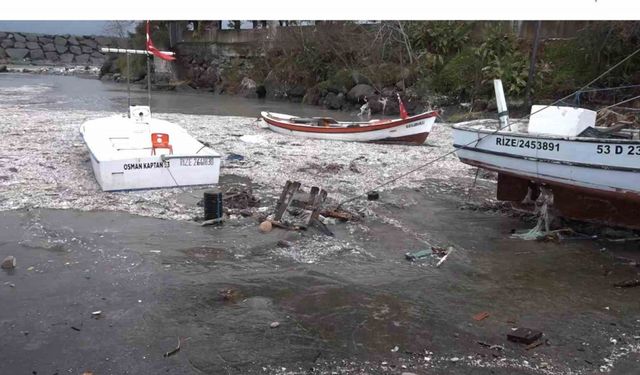 Karadeniz çöpleri iade etti, denizin pisliği kıyıya vurdu