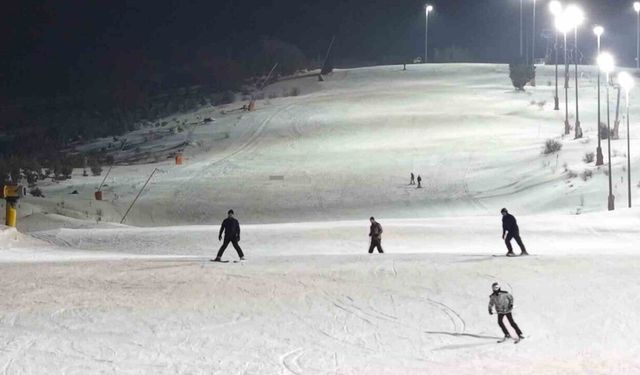 Karanlıkta beyaz yolculuk: Yıldız Dağı Kayak Merkezi’nde gece kayağı keyfi