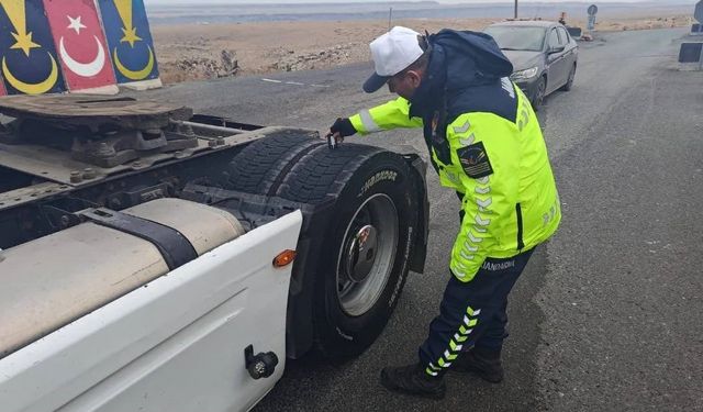 Kars’ta jandarmadan kış lastiği denetimi