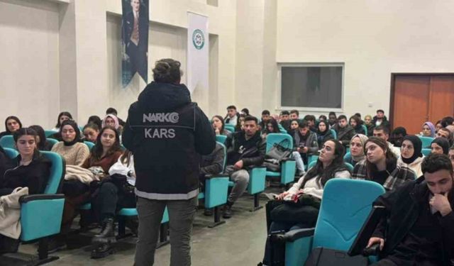 Kars’ta polis 700 üniversite öğrencisine narkotik eğitim verdi