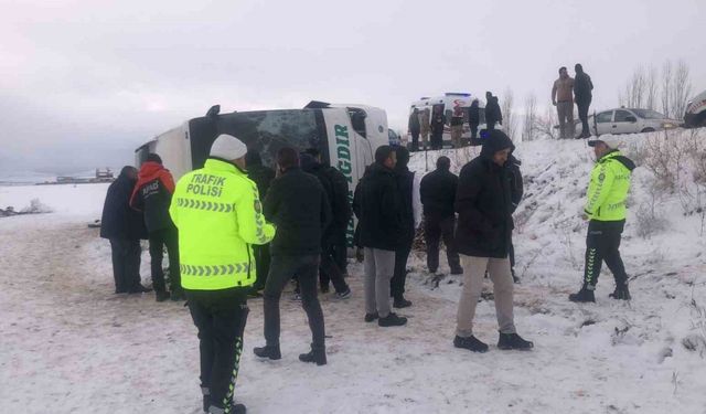 Kars’ta yolcu otobüsü devrildi: 23 yaralı