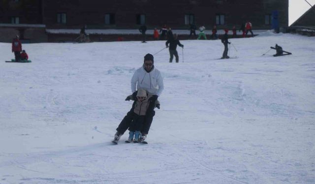 Kartalkaya’da kayak sezonu erken açıldı: Pistlerde 1 metre kar