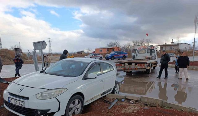 Kavşakta çarpışan otomobillerden birinin sürücüsü yaralandı