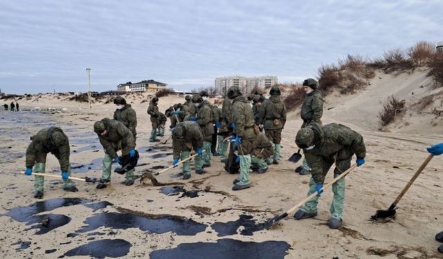 Kerç Boğazı’nda ikiye ayrılan petrol tankeri çevre felaketine neden oldu