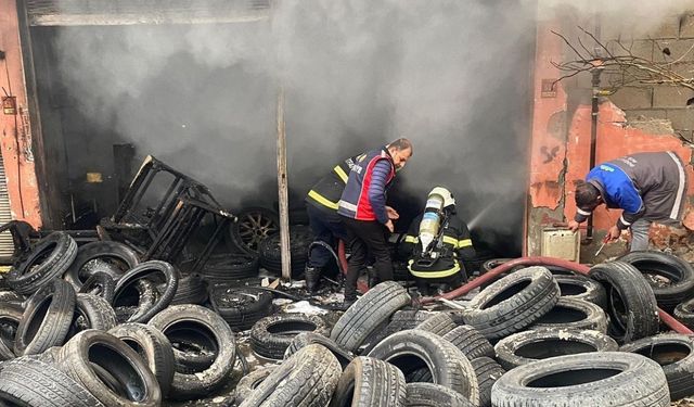 Kırıkhan’da lastikçi dükkanı alevlere teslim oldu