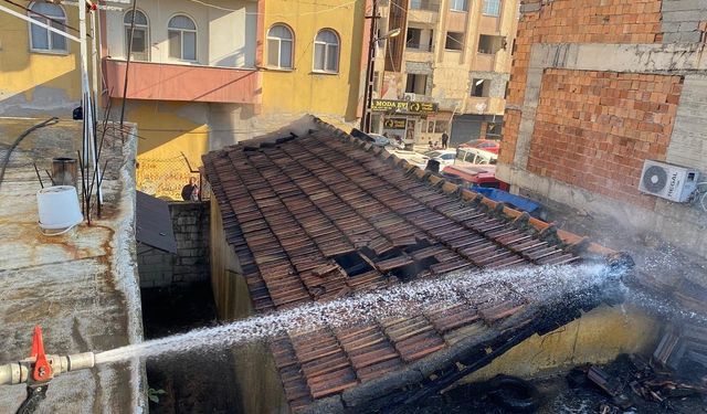 Kırıkhan’da metruk binada çıkan yangın söndürüldü