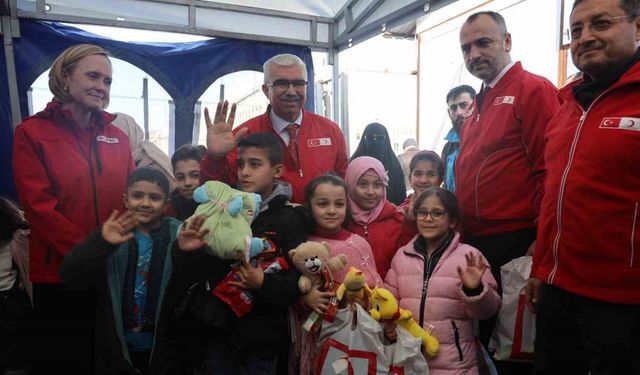 Kızılay ülkelerine dönen Suriyeli çocuklara hediye paketi dağıttı