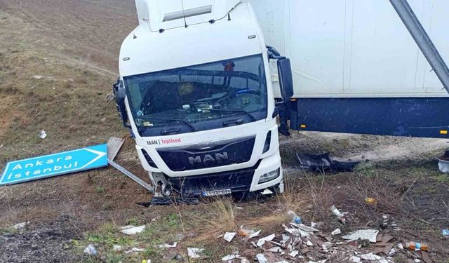 Kontrolden çıkan tır şarampole uçtu, kaza anı kameraya yansıdı