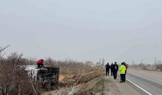 Kontrolden çıkarak devrilen kamyonun sürücüsü yaralandı