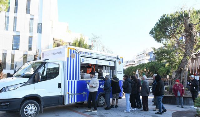 Kuşadası Belediyesi’nden soğuk havalarda çorba ikramı