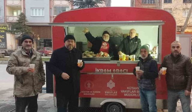 Kütahya Vakıflar Bölge Müdürlüğü çorba ikramı ile vatandaşların gönlünü kazanıyor