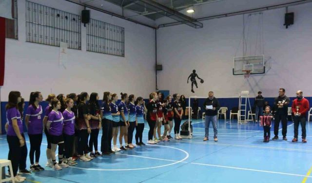 Kütahya’da ’Kız Öğrenciler Arası Badminton Turnuvası’nda şampiyonlar ödüllerini aldı