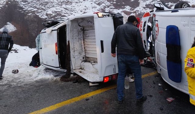 Malatya’da ambulans ile pikap çarpıştı: 1’i ağır 5 yaralı