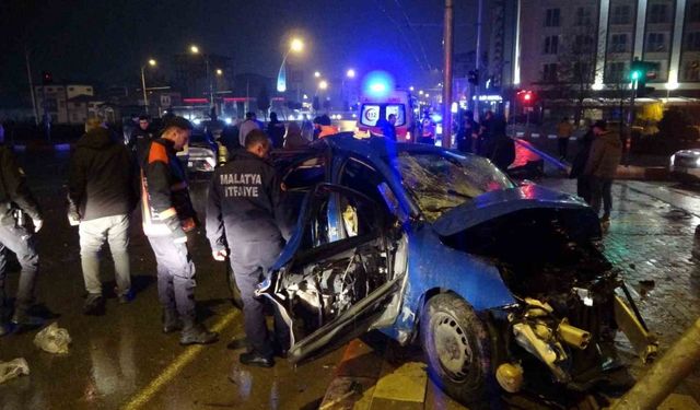 Malatya’da feci kaza... Kavşakta çarpışan 2 araç hurdaya döndü: 4 yaralı