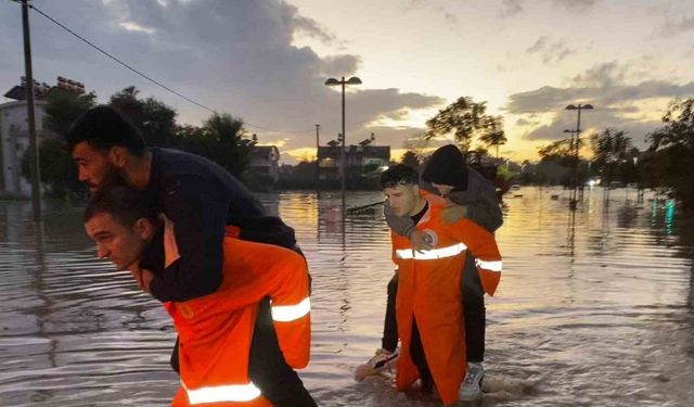 Manavgat’taki su baskınlarında mahsur kalan vatandaşlar botla kurtarıldı