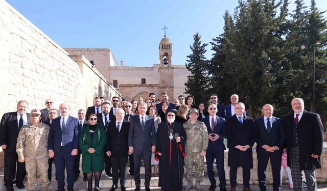 Mardin Valisi Akkoyun, Süryanilerin Doğuş Bayramı’nı kutladı