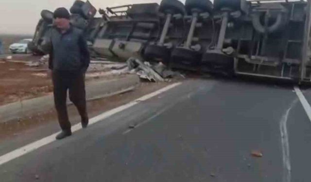 Mardin’de devrilen tırın sürücüsü yaralandı