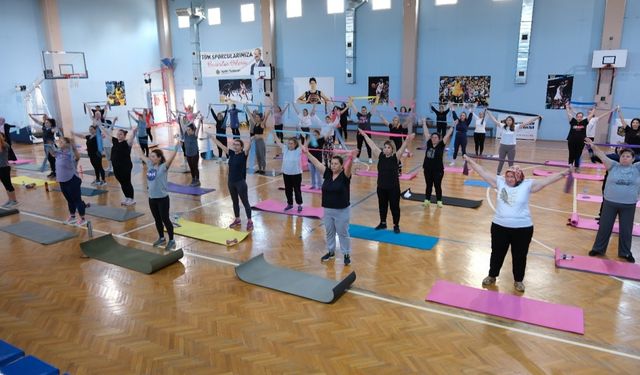 Menemenli kadınlar, ücretsiz pilates kursunda buluştu