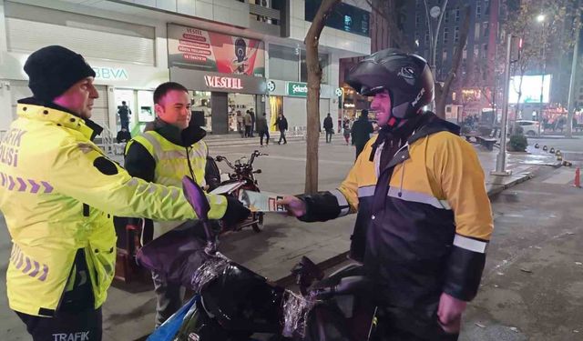 Motosiklet sürücülerine ’Hızını azalt ömrünü uzat’ broşürü dağıtıldı