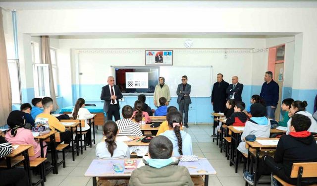 Müdür Gür ortaokul öğrencileri ile derse katıldı