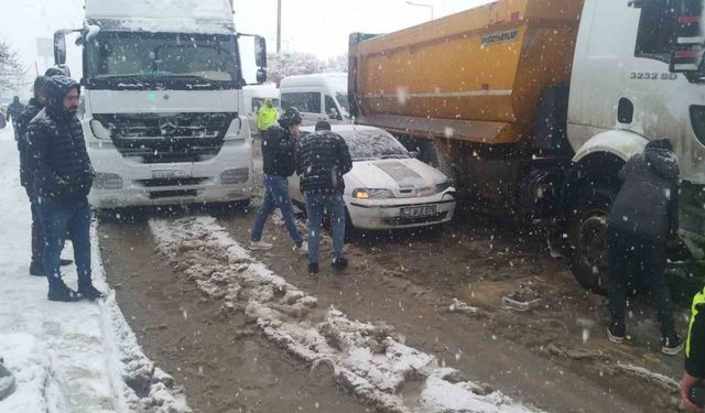 Muş’ta 3 aracın karıştığı zincirleme kaza meydana geldi