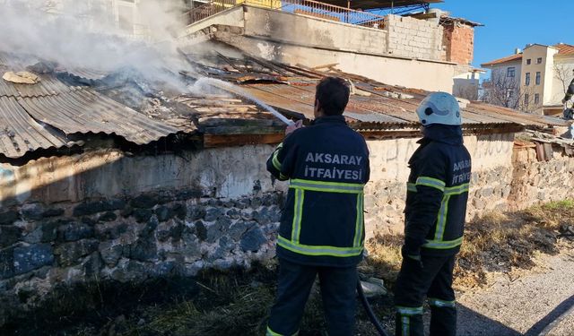 Odunlukta çıkan yangın paniğe neden oldu