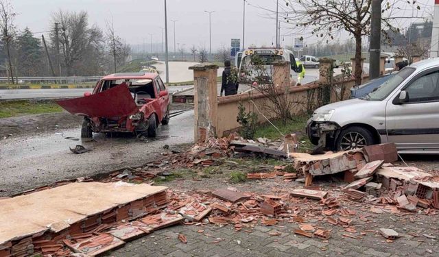 Otomobil bahçe duvarını yıktı: 5 yaralı