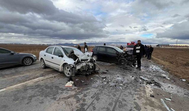 Otomobillerin kafa kafaya çarpıştığı kazada yaşlı çift hayatını kaybetti