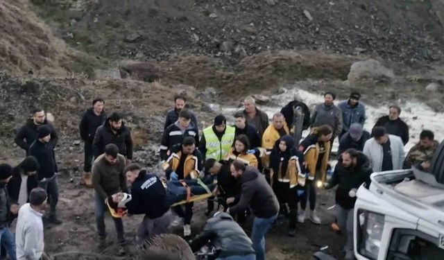 Pirinç yüklü tır şarampole devrildi: Kabinde sıkışan yaralılar için ekipler seferber oldu