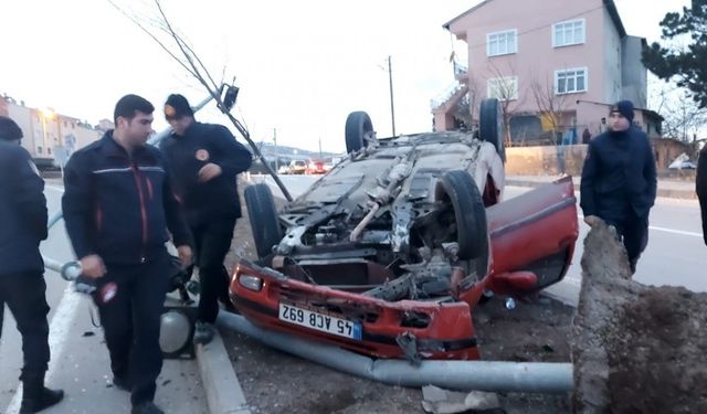 Refüje çıkıp ters dönen otomobilin sürücüsü yaralandı