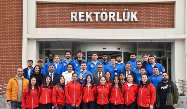 Rektör Kaplancıklı, futbol ve voleybol takımıyla ile bir araya geldi