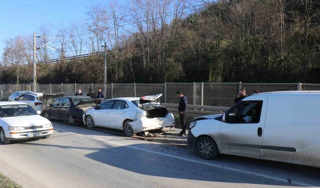 Arifiye'de 4 araçlı zincirleme kaza: Uzun araç kuyrukları oluştu