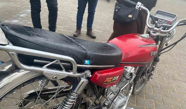 Sakin tavırlarla motosikleti çaldı, o anlar kemaraya yansıdı