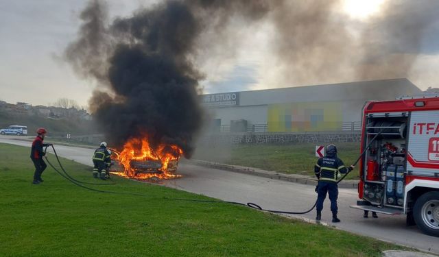 Samsun’da kız istemeden dönen ailenin aracı alev alev yandı