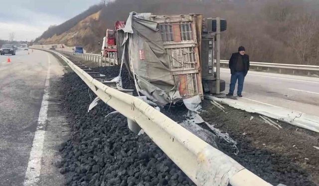 Samsun’da kömür yüklü tır yan yattı