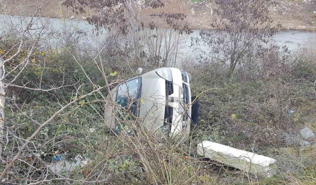 Şarampole uçan otomobildeki öğretim görevlisi yaralandı