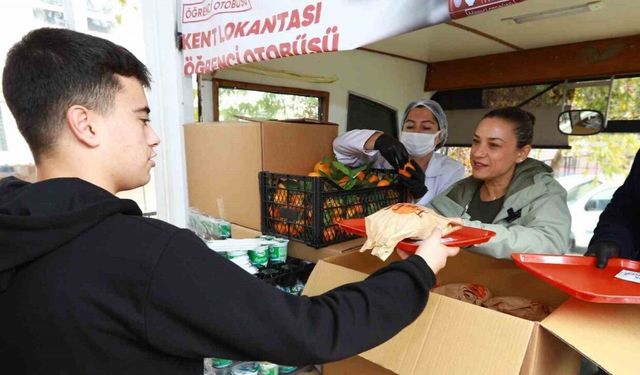 Selçuk Kent Lokantası Öğrenci Otobüsü büyük ilgi gördü