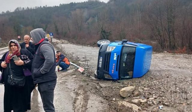 Sinop’ta kargo aracı devrildi