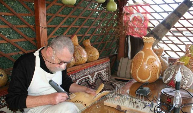 Su kabağından yaptığı süs eşyalarını birçok ülkeye satıyor