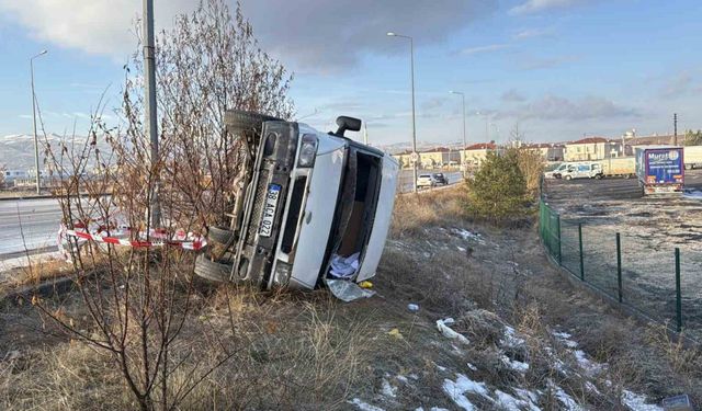 Su yüklü minibüs yan yattı, kazada sürücü yaralandı