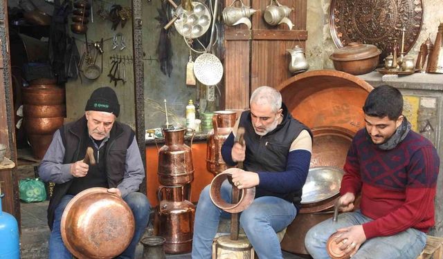 Suriyeli bakırcı ustası ve çocukları, mesleğe ülkelerinde devam edecek